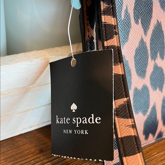 NWT Kate Spade New York Women’s Lucy Spotted Animal Print Medium L Zip Wristlet - Picture 2 of 9